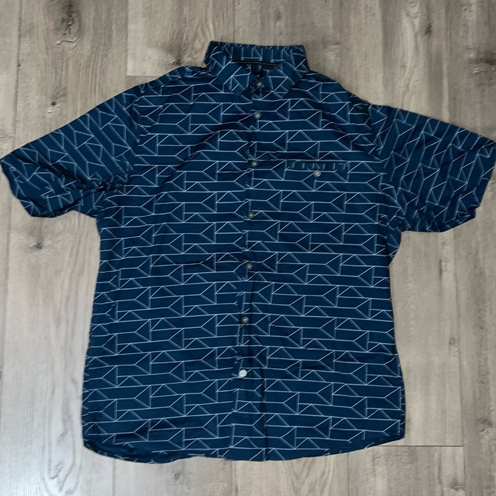 ALFANI Men’s shirt sleeve button up shirt.